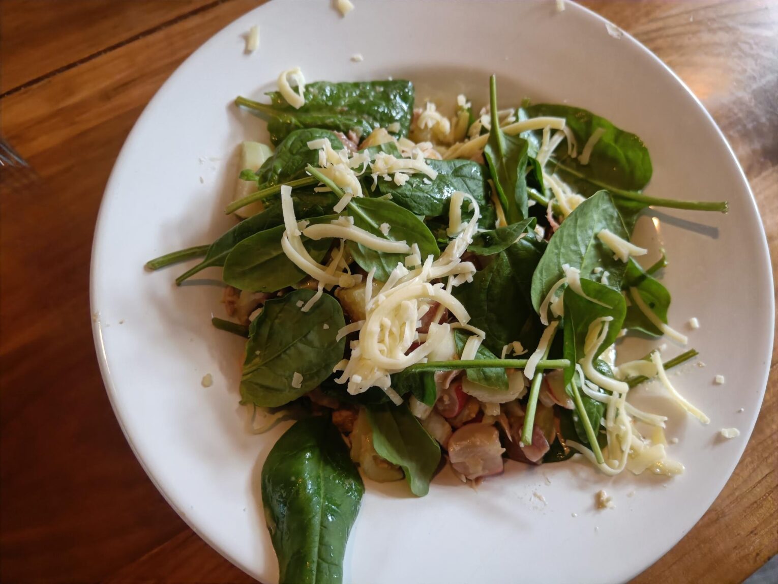 Crisp maaltijdsalade met tonijn met babyspinazie, kaas en onder meer lupine boontjes