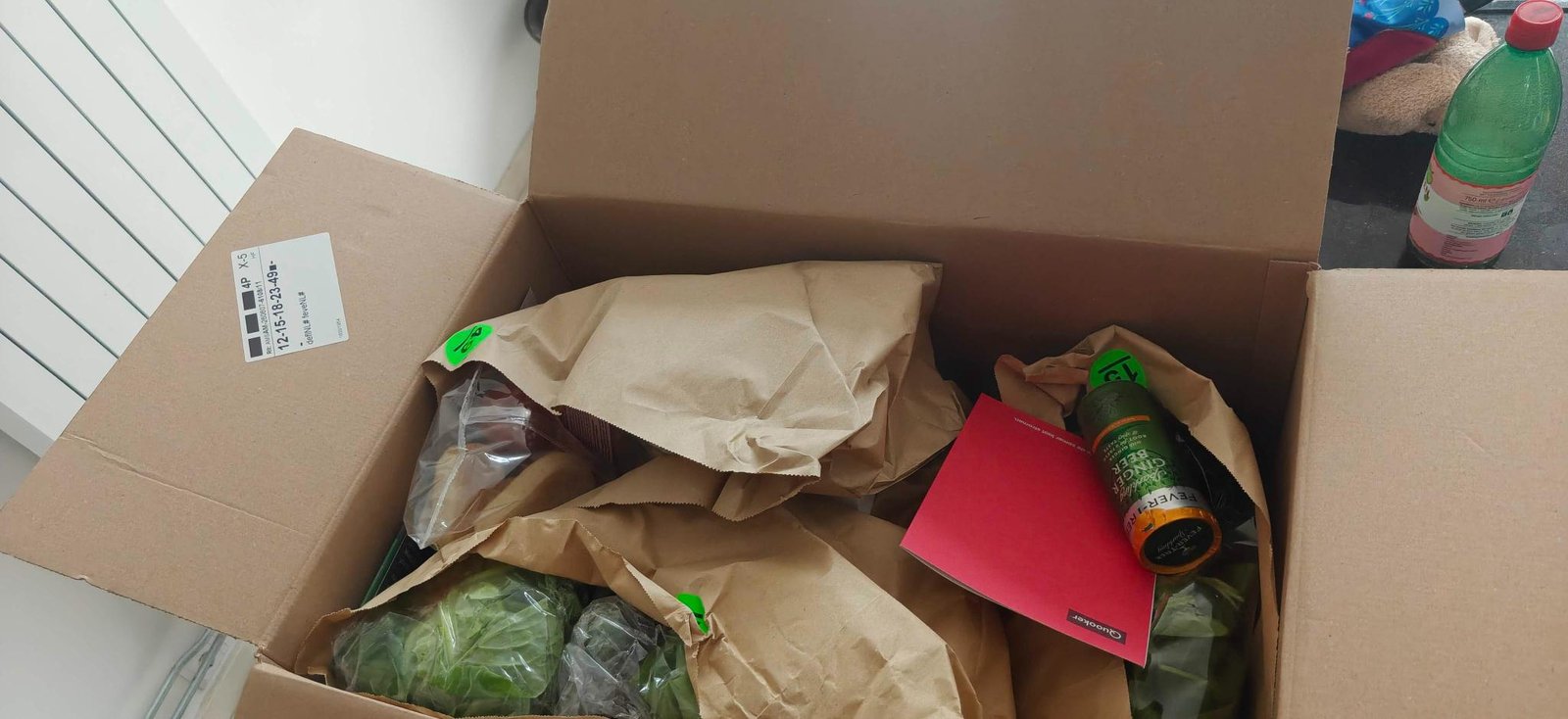 De HelloFresh doos uitgepakt met ingredienten en menukaart