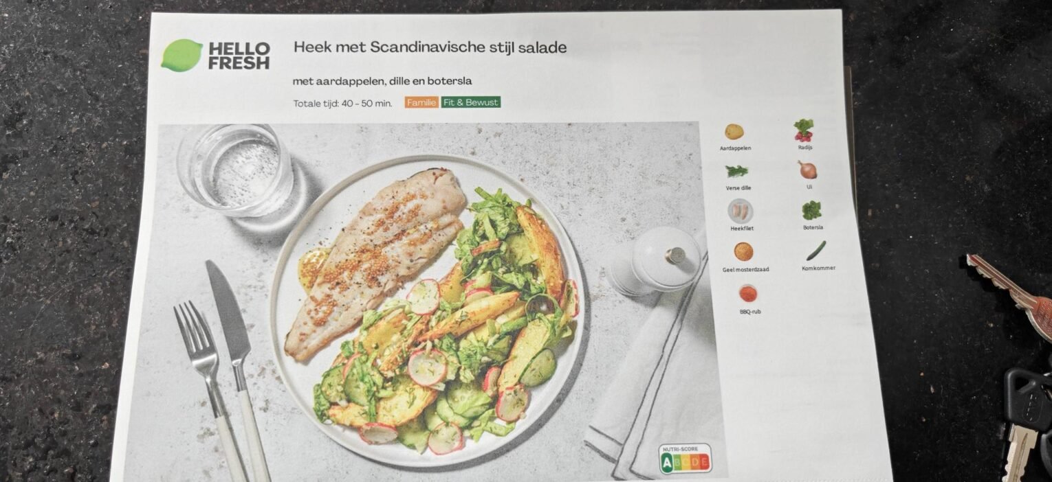 Heek met Scandinavische stijl salade, smakelijk, fris en zomers