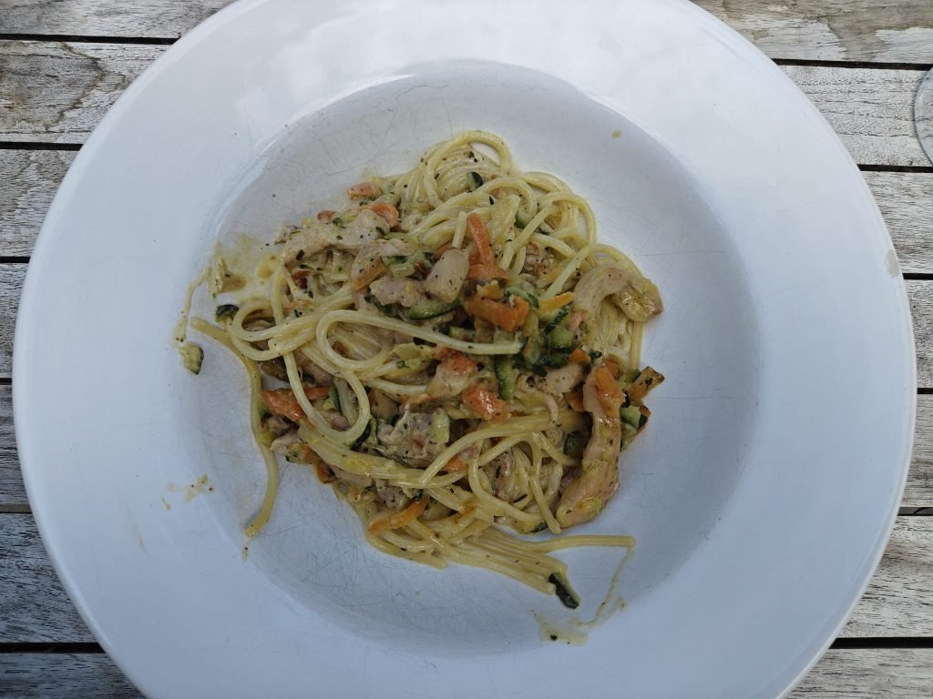 Spaghetti al pollo in romige saus met courgette en wortel van Marley Spoon