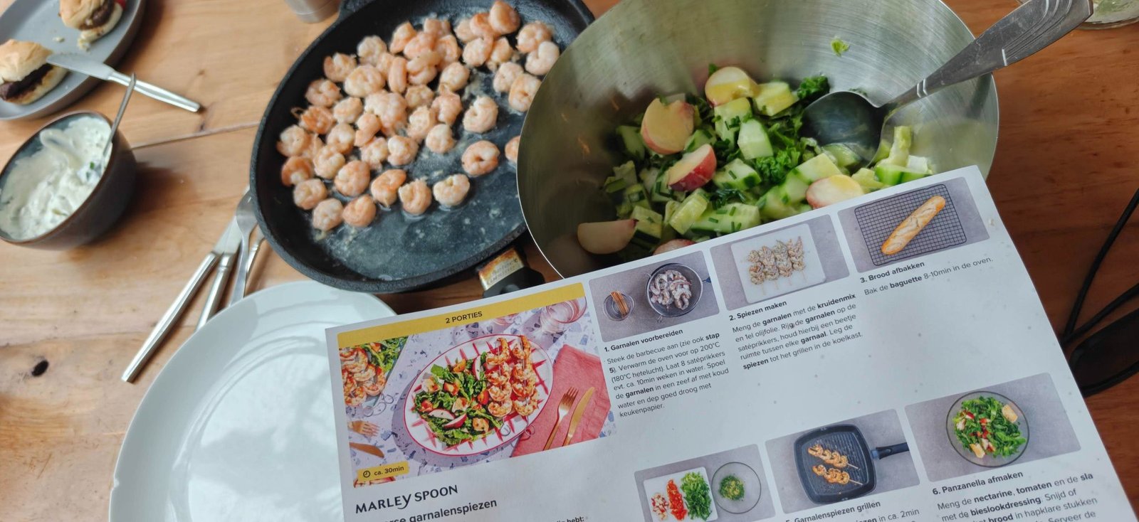 Zomerse garnalen op panzanella met nectarine van Marley Spoon