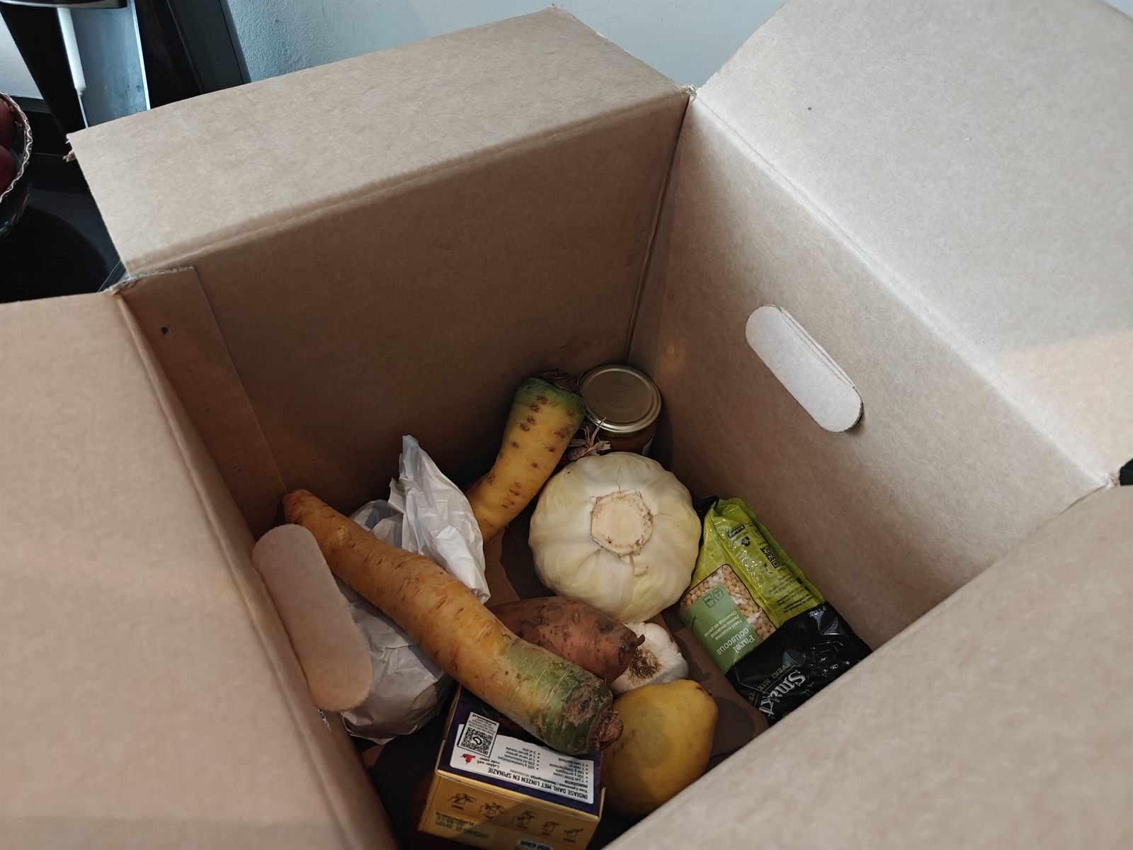 De inhoud van de Boerschappen box met hele wortels, witte kool, zoete aardappel en parelcouscous