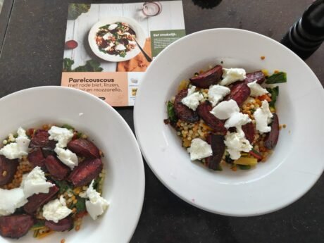 Parelcouscous met geroosterde rode biet, linzen en mozzarella van Boerschappen