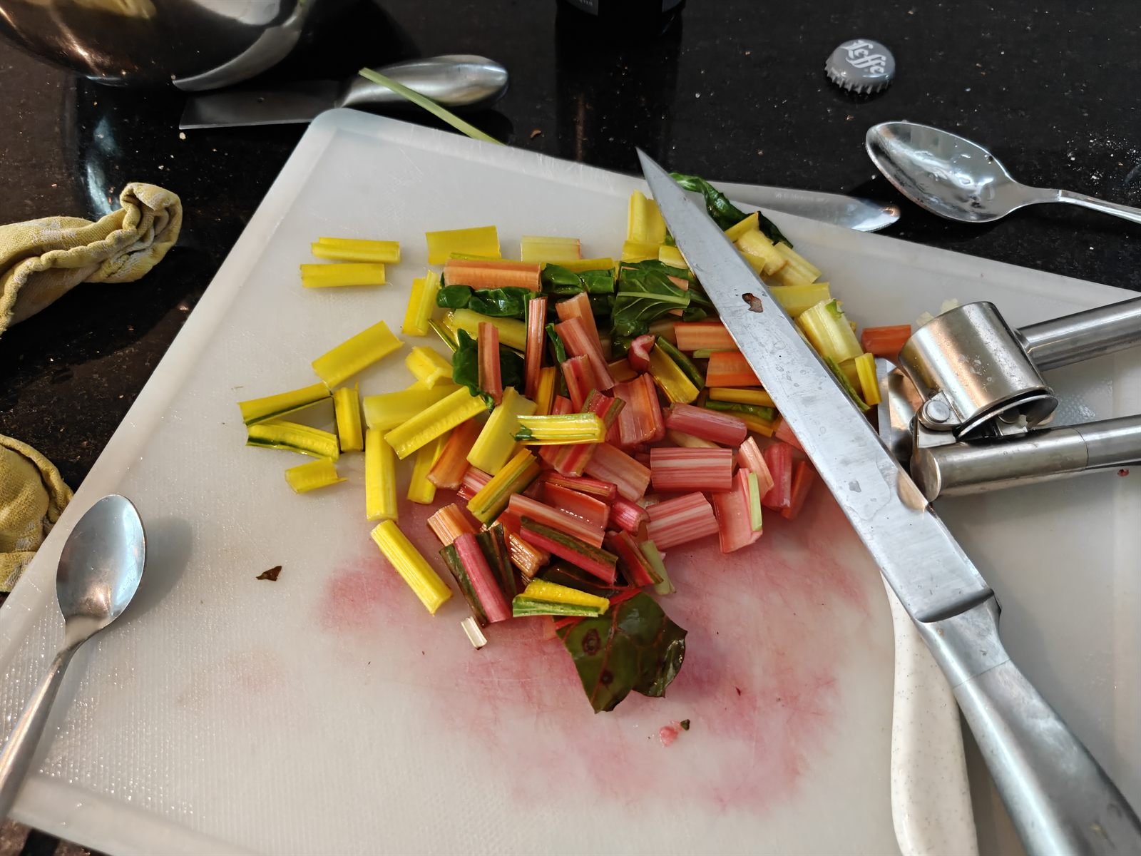 Gesneden snijbiet met gele en roze stelen op de snijplank
