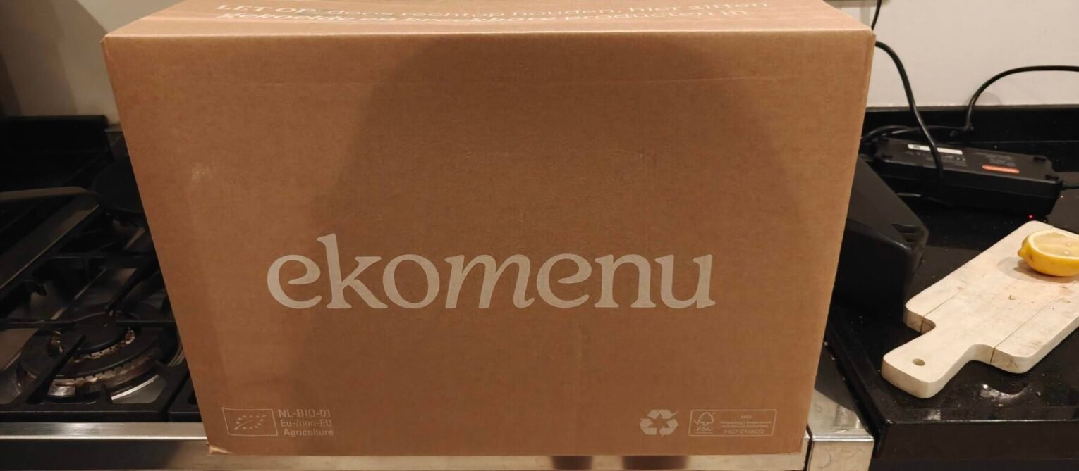 De doos van Ekomenu op het aanrecht, met het biologisch keurmerk NL-BIO-01