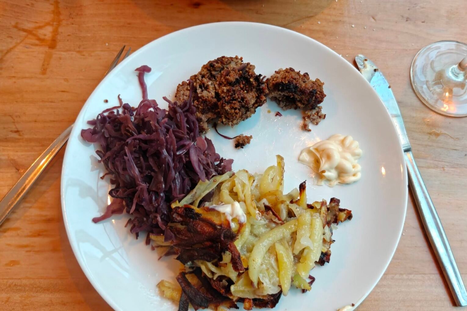 Bord met gehaktbal, rösti en rode kool uit de Ekomenu box